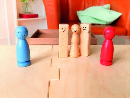 Holzfiguren zur Darstellung von Familienbeziehungen.